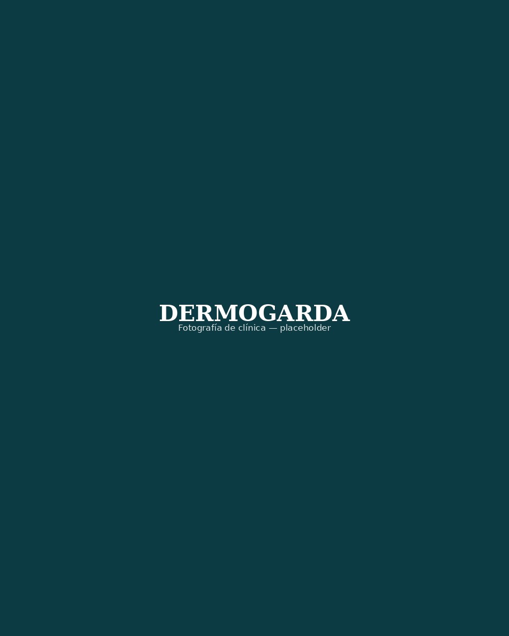 Sala de atención de la clínica DermoGarda, ambiente cálido y minimalista